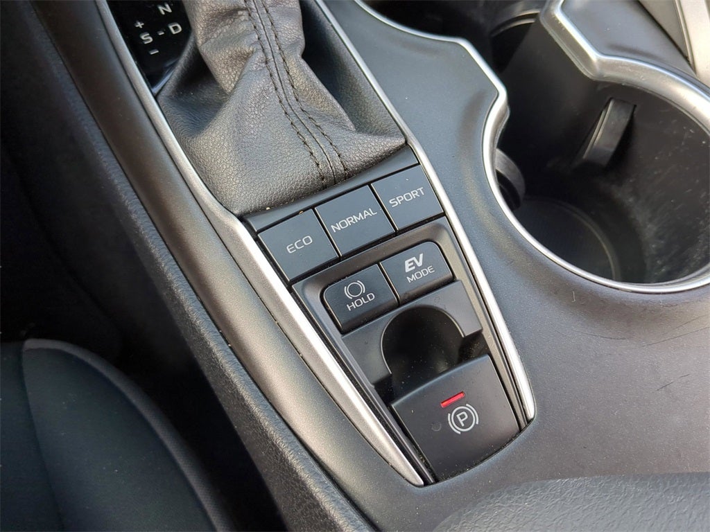 2022 Toyota Camry Hybrid LE